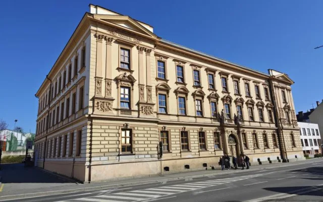 Budova před obnovou.