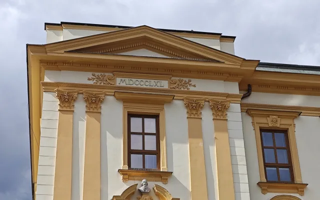 Fasáda historické budovy chlapecké školy září novotou. Má také ochranu proti holubům