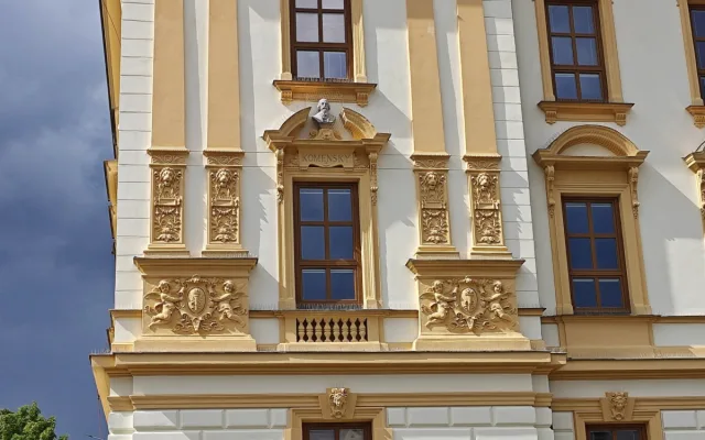 Fasáda historické budovy chlapecké školy září novotou. Má také ochranu proti holubům