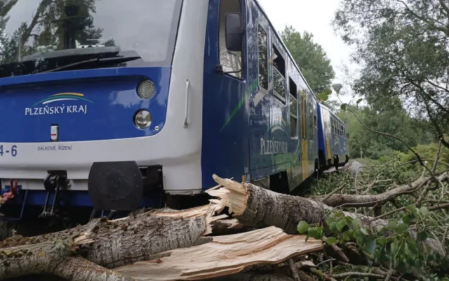 Vlak vykolejil po nárazu do padlého stromu, doprava na železnici stojí