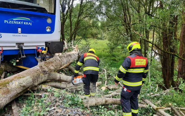 Vlak vykolejil po nárazu do spadlého stromu, doprava na železnici stojí