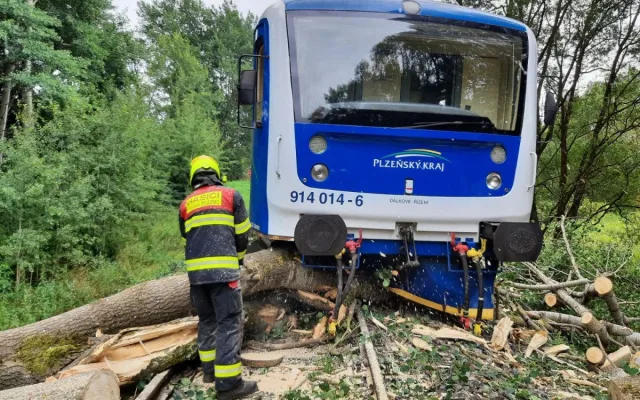 Vlak vykolejil po nárazu do spadlého stromu, doprava na železnici stojí