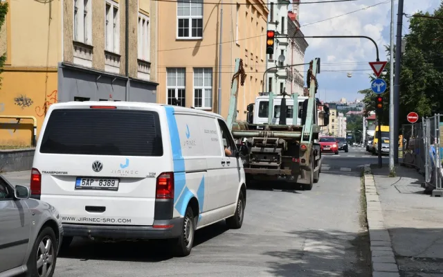 Další těžká rána pro dopravu v Plzni. Až do konce roku se budou opravovat ulice kolem Husova náměstí