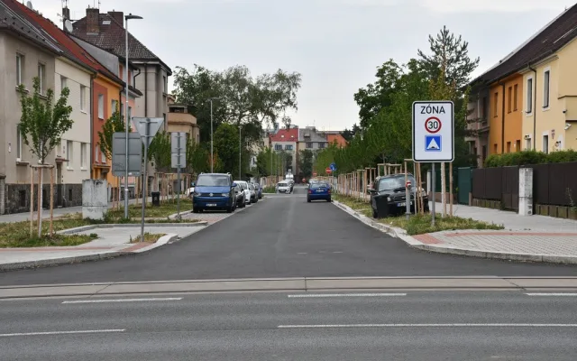Ulice Kapitána Jaroše se opravovala od loňského podzimu. Staré stromy nahradily mladé stromky