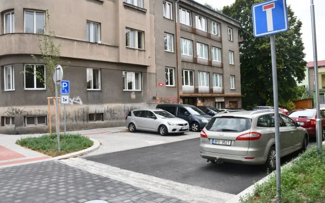 Ulice Kapitána Jaroše se opravovala od loňského podzimu. Staré stromy nahradily mladé stromky