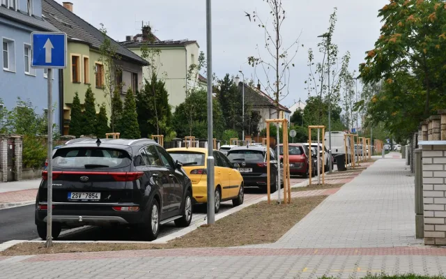 Ulice Kapitána Jaroše se opravovala od loňského podzimu. Staré stromy nahradily mladé stromky