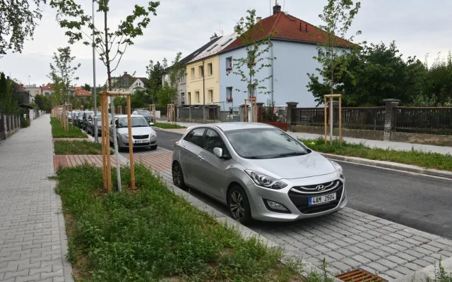 Ulice Kapitána Jaroše se opravovala od loňského podzimu. Staré stromy nahradily mladé stromky