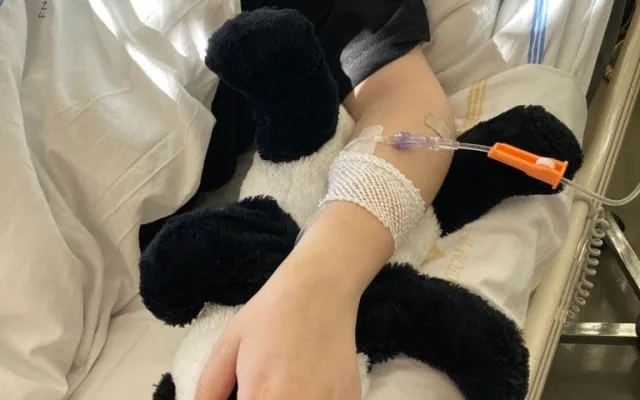 Ivana bojuje se vzácnou chorobou a sní o elektrickém vozíku, aby mohla na školní exkurze