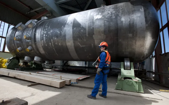 Nádoby reaktoru VVER 440 z jeho instalace na EMO3/třetím bloku JE Mochovce/Slovensko, který ŠKODA JS ve spolupráci s dalšími českými firmami již dokončila, čtvrtý blok tamtéž právě dokončuje