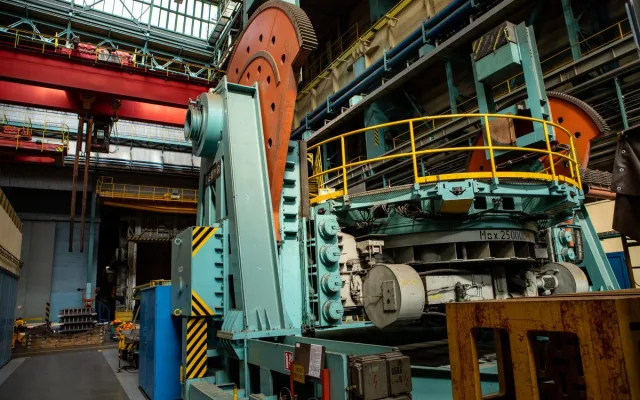 Při současné výrobě kontejnerů (obalových souborů) pro použité palivo z jaderných elektráren ŠKODA JS ve velké míře využívá technologie a postupy nutné např. pro výrobu tlakové nádoby reaktoru