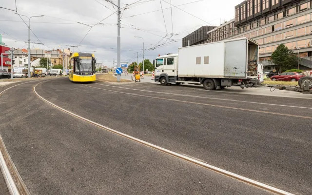 Tramvaje se vrací na koleje U Jána. Plzeň dokončila opravu ve frekventované křižovatce