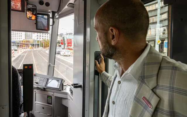 Náměstek primátora pro dopravu Aleš Tolar u opravené trati