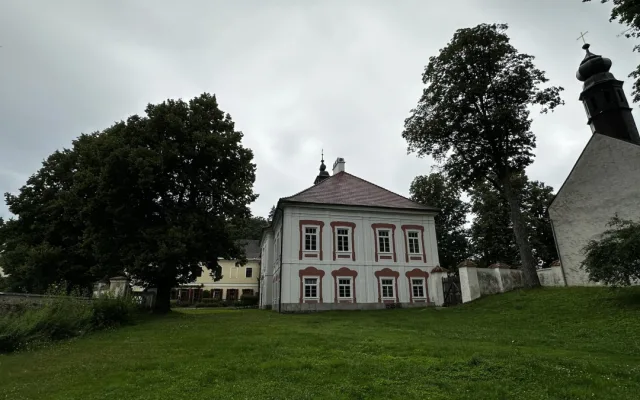Místo staré chalupy si manželé pořídili zchátralý pošumavský zámek, který skvěle zrekonstruovali