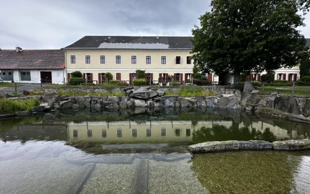 Místo staré chalupy si manželé pořídili zchátralý pošumavský zámek, který skvěle zrekonstruovali