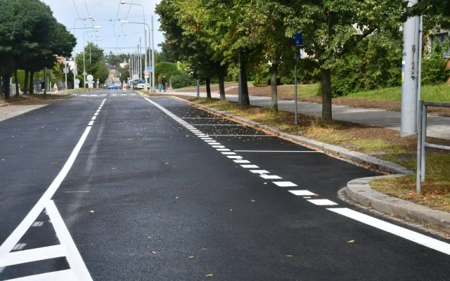 O jednu dopravní stavbu méně. Do opravené ulice Na Dlouhých už se komplet vrátila doprava
