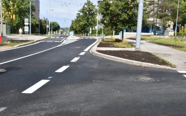 O jednu dopravní stavbu méně. Do opravené ulice Na Dlouhých už se komplet vrátila doprava