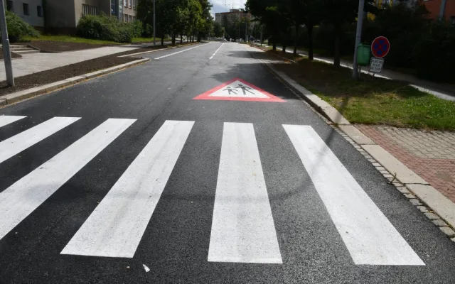 O jednu dopravní stavbu méně. Do opravené ulice Na Dlouhých už se komplet vrátila doprava