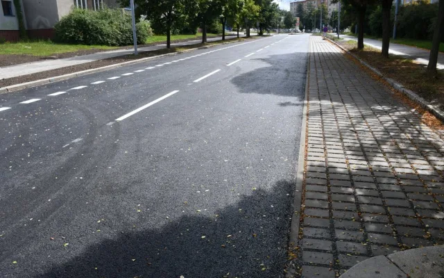 O jednu dopravní stavbu méně. Do opravené ulice Na Dlouhých už se komplet vrátila doprava