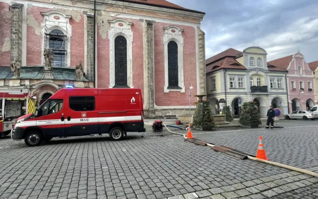 Hasiči čerpali vodu z útrob pod kašnou na historickém náměstí, použili 240 metrů hadic
