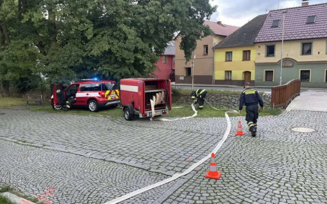 Hasiči čerpali vodu z útrob pod kašnou na historickém náměstí, použili 240 metrů hadic