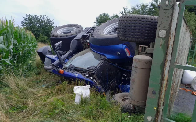 Převrácený traktor zcela zablokoval provoz na silnici u Plánice