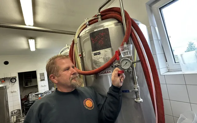 Američan z Kalifornie vaří v maličké obci u Plzně úspěšné pivo ve svém minipivovaru