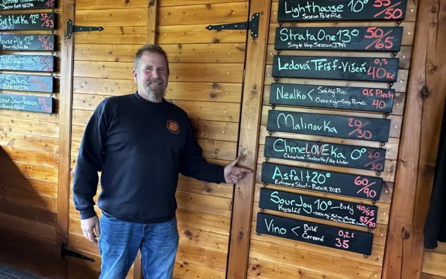 Američan z Kalifornie vaří v maličké obci u Plzně úspěšné pivo ve svém minipivovaru