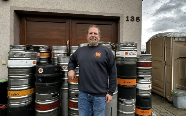 Američan z Kalifornie vaří v maličké obci u Plzně úspěšné pivo ve svém minipivovaru