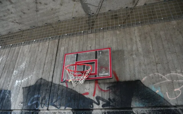Trampolíny i koš na basketbal, město vybavuje náplavku u Radbuzy drobným mobiliářem