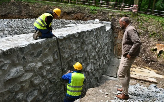 Opravená lesní nádrž v rezervaci Zábělá pomůže napájet tůně v chráněném území