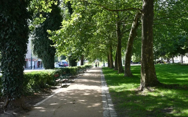 Parkové cesty v sadovém okruhu dostaly nový povrch za 1,2 milionu korun