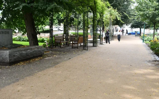 Parkové cesty v sadovém okruhu dostaly nový povrch za 1,2 milionu korun