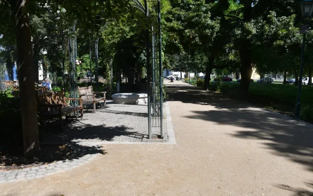 Parkové cesty v sadovém okruhu dostaly nový povrch za 1,2 milionu korun