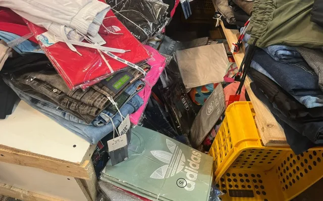 Celníci si při velké razii došlápli na trhovce. Zabavili tisíce padělků luxusního značkového zboží
