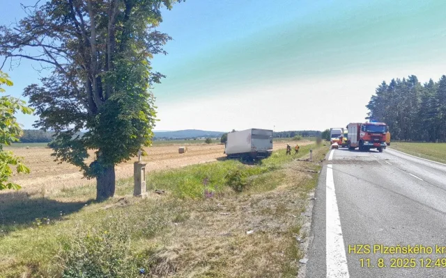 Čtyři lidé se těžce zranili při srážce osobáku s náklaďákem. Vozidla skončila v příkopu daleko od sebe