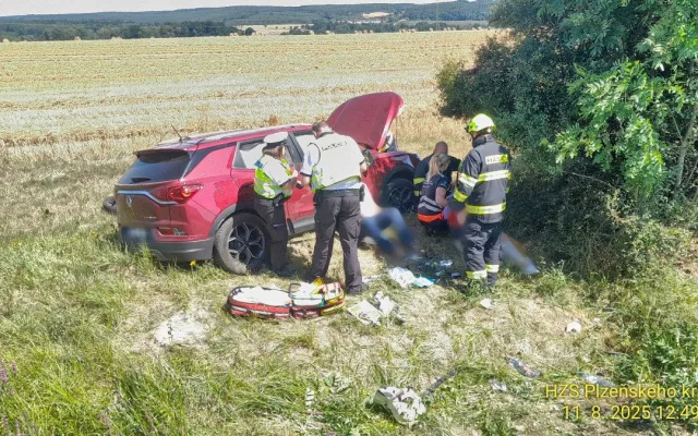 Čtyři lidé se těžce zranili při srážce osobáku s náklaďákem. Vozidla skončila v příkopu daleko od sebe