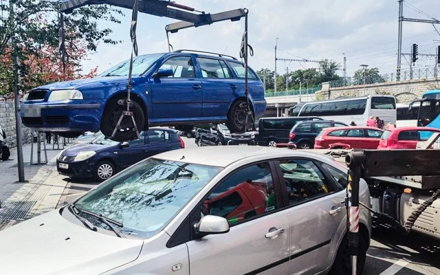 Auto plné problémů. Tři řidiči se zákazem, krádež a tři zásahy policie za 26 hodin