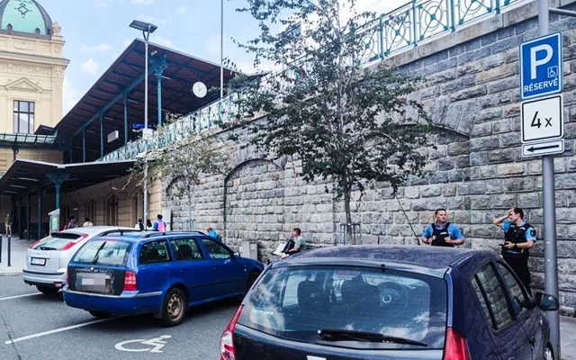 Auto plné problémů. Tři řidiči se zákazem, krádež a tři zásahy policie za 26 hodin
