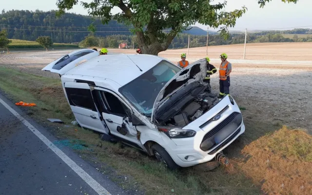 Auto vyletělo ze silnice a narazilo do stromu. Vážné zranění hlavy utrpěl jeden pasažér