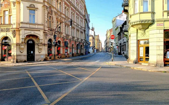 Velmi důležitá Rooseveltova ulice je opravená a v předstihu se tam vrací provoz