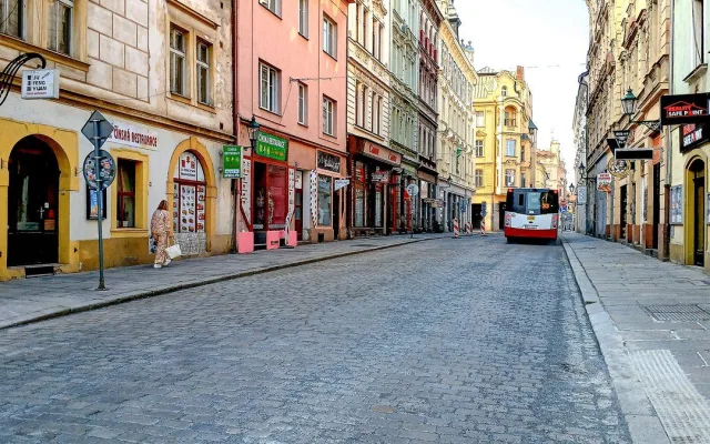 Velmi důležitá Rooseveltova ulice je opravená a v předstihu se tam vrací provoz