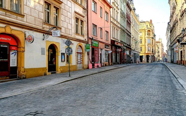 Velmi důležitá Rooseveltova ulice je opravená a v předstihu se tam vrací provoz