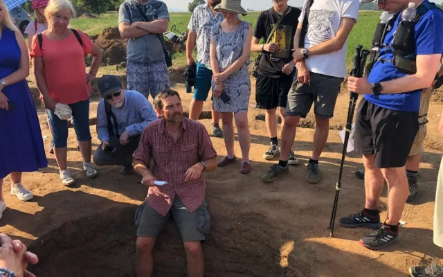 FOTO: Pravěká žena pod Řípem. Plzeňští archeologové odkryli hrob plný vzácností