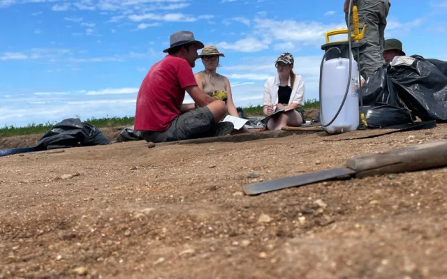 FOTO: Pravěká žena pod Řípem. Plzeňští archeologové odkryli hrob plný vzácností