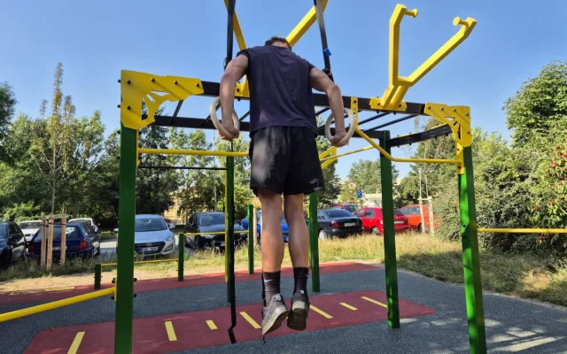 V sídlištním vnitrobloku vzniklo na přání lidí nové workoutové hřiště