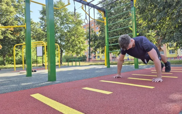 V sídlištním vnitrobloku vzniklo na přání lidí nové workoutové hřiště