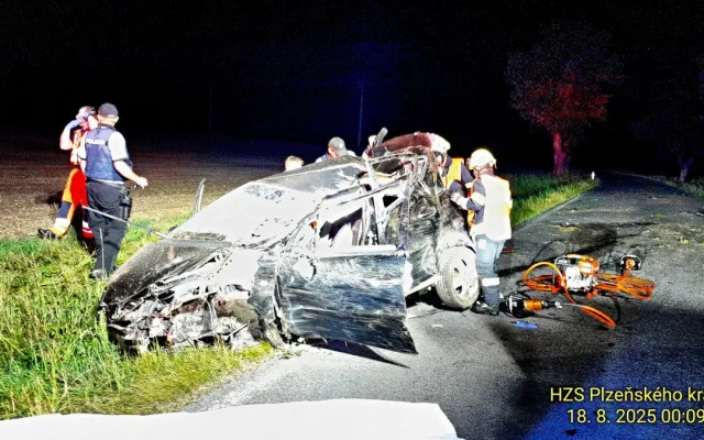 Mercedes narazil do stromu a tři mladí muži se zranili. Jeden bojuje o život