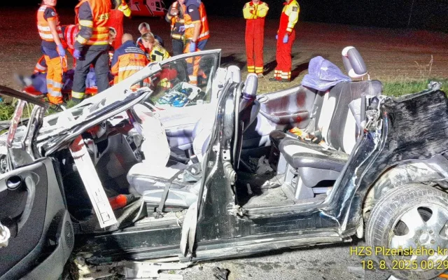 Mercedes narazil do stromu a tři mladí muži se zranili. Jeden bojuje o život