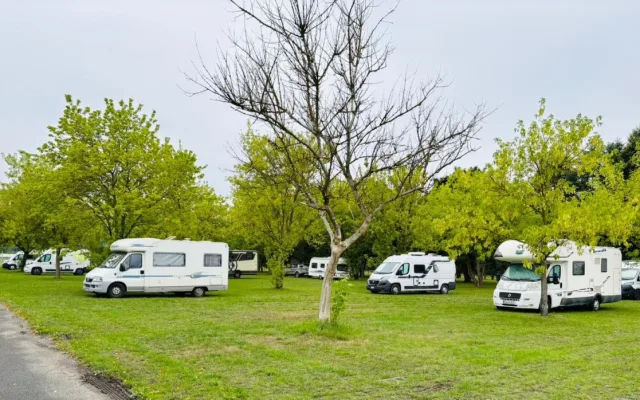 Cestovatelé mají obrovský zájem o parkování pro karavany u Škodalandu