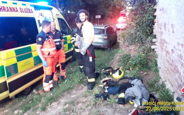 Při požáru bytovky se zranili dva hasiči a obyvatel domu, škoda je přes milion